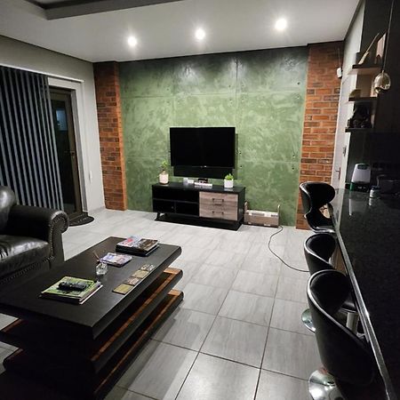 Lloyds - 3 Apartment Ермело Стая снимка